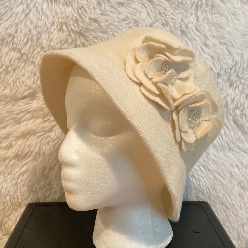 Vintage Style Off White Hat, Croft & Barrow